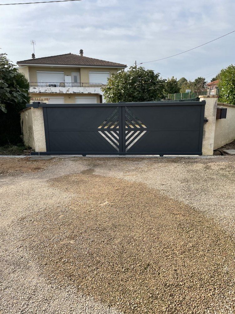 Portail alu avec un motif ajouré