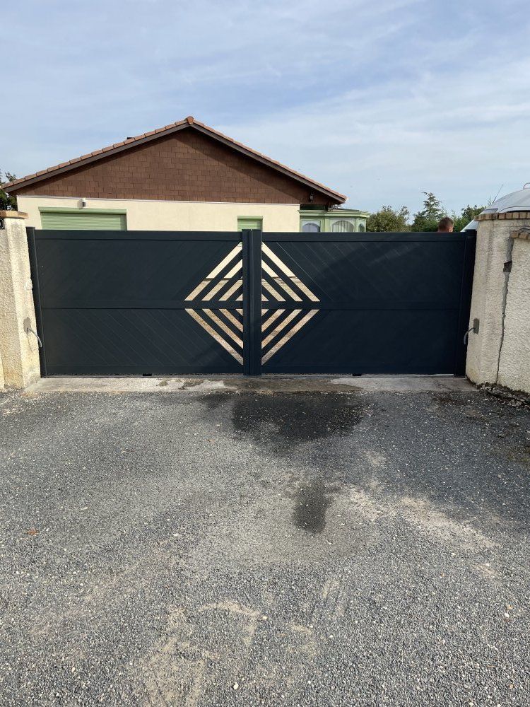 Portail aluminium avec un motif ajouré