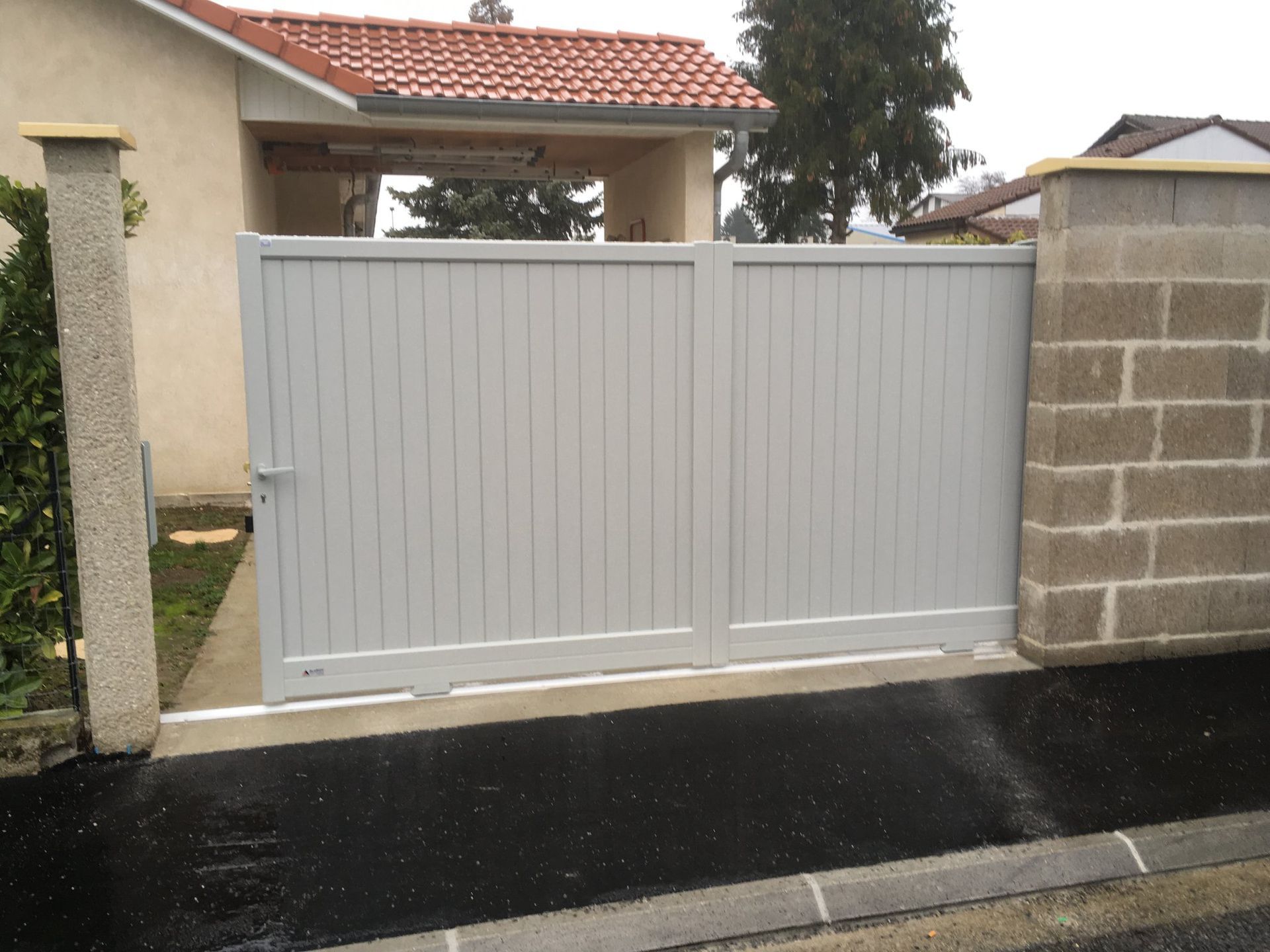 Menuiserie PVC, portail blanc