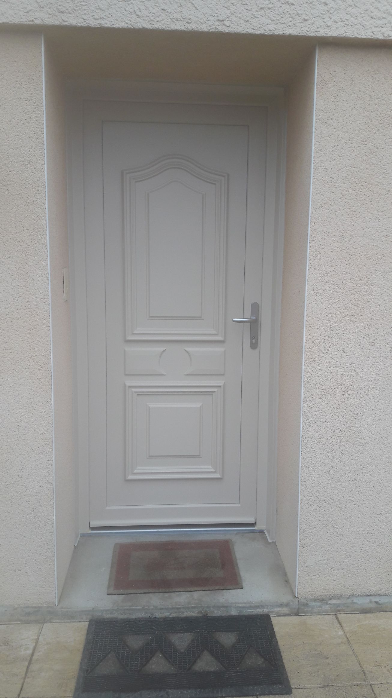 Porte d'entrée blanche rainurée