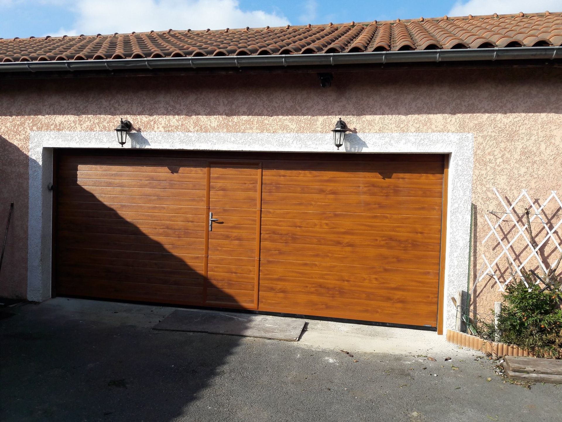 Porte de garage en imitation bois