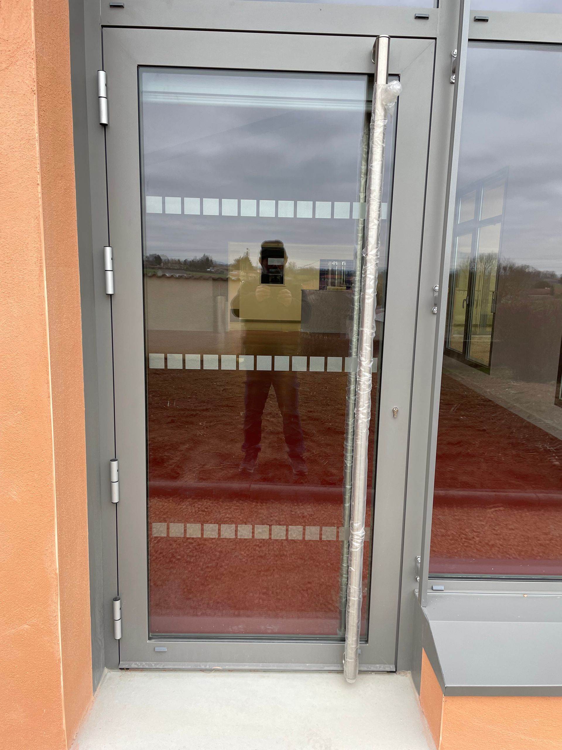 Porte d'entrée avec une barre inox