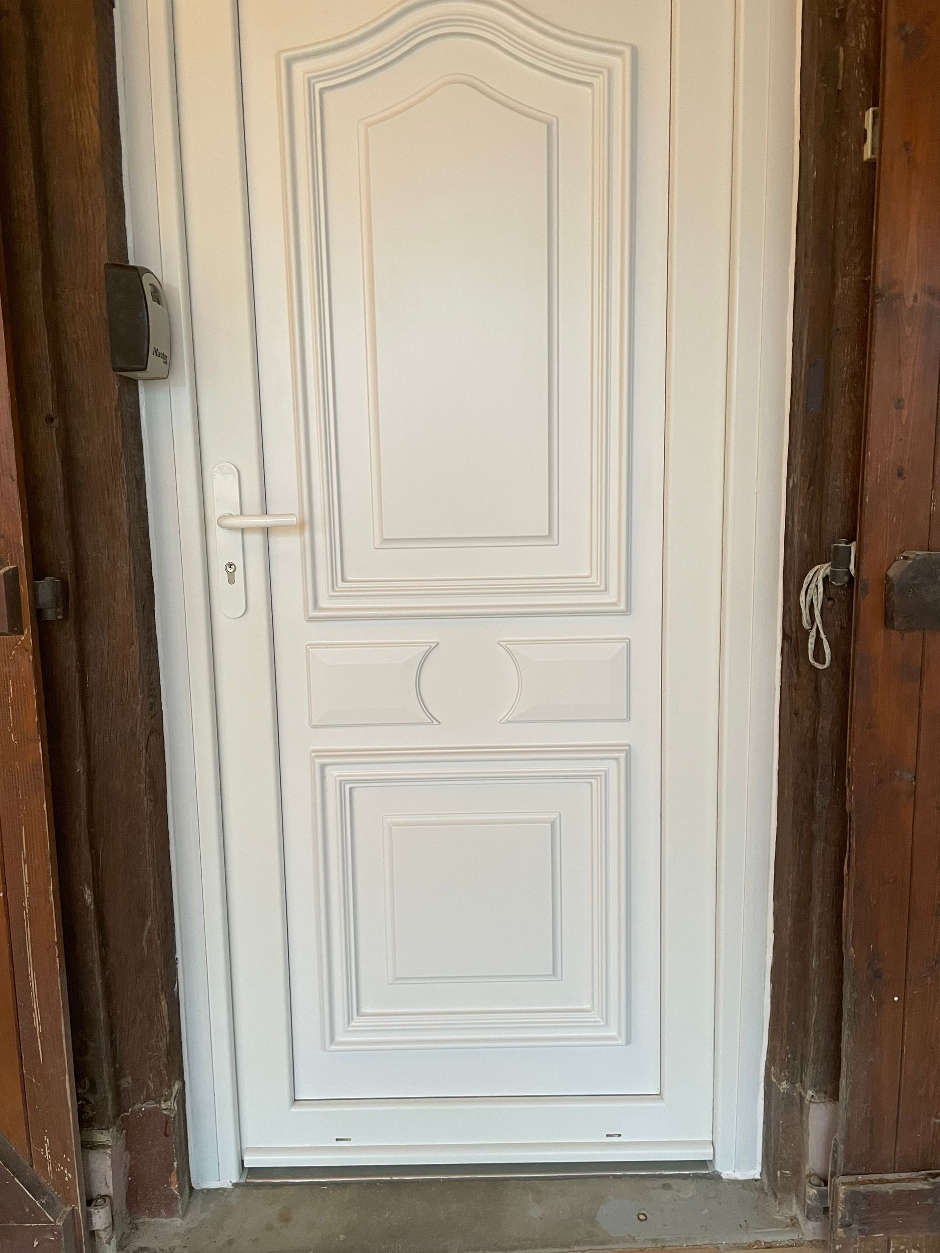 Porte d'entrée blanche de style traditionnel