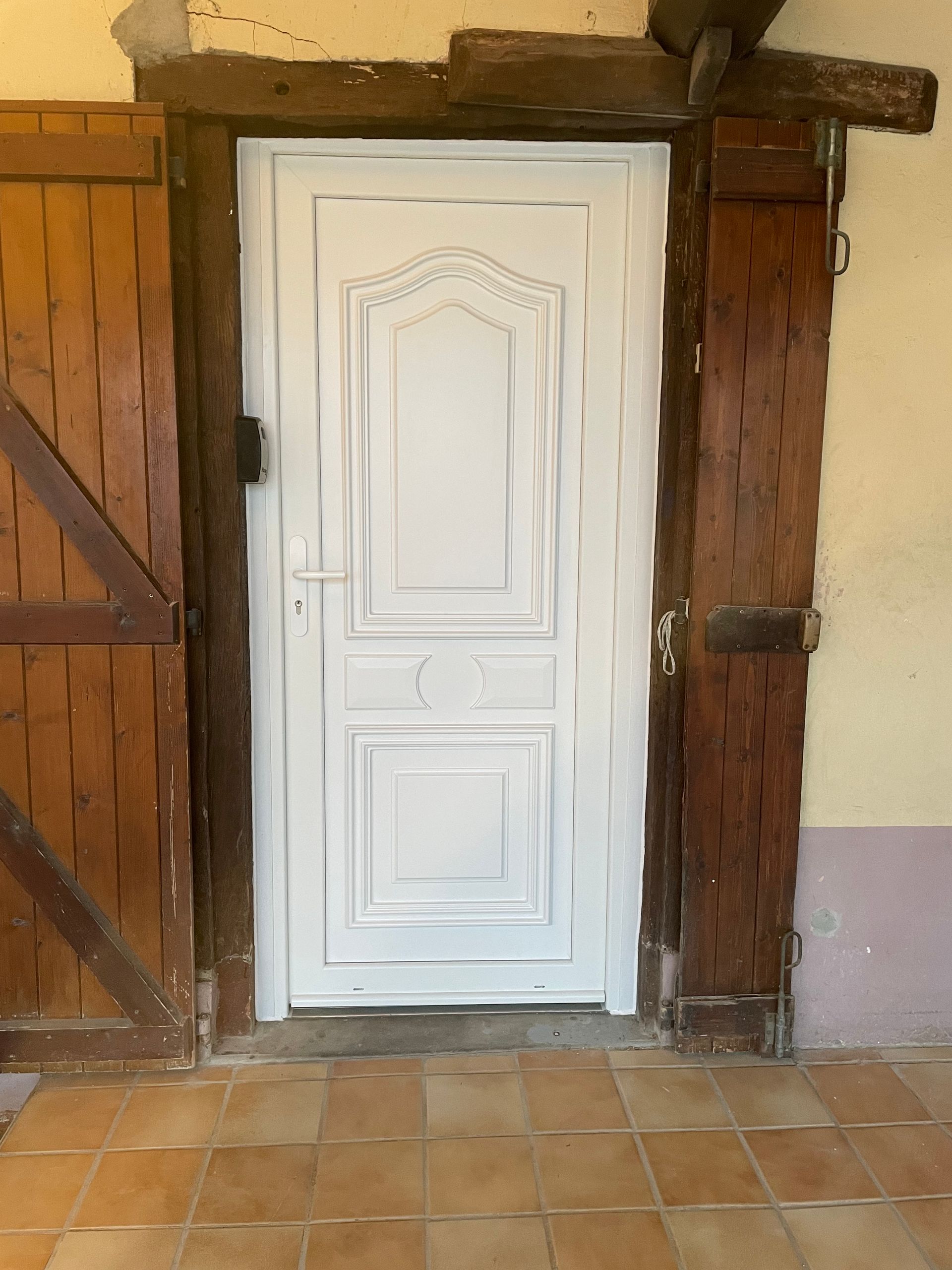 Porte d'entrée traditionnelle blanche