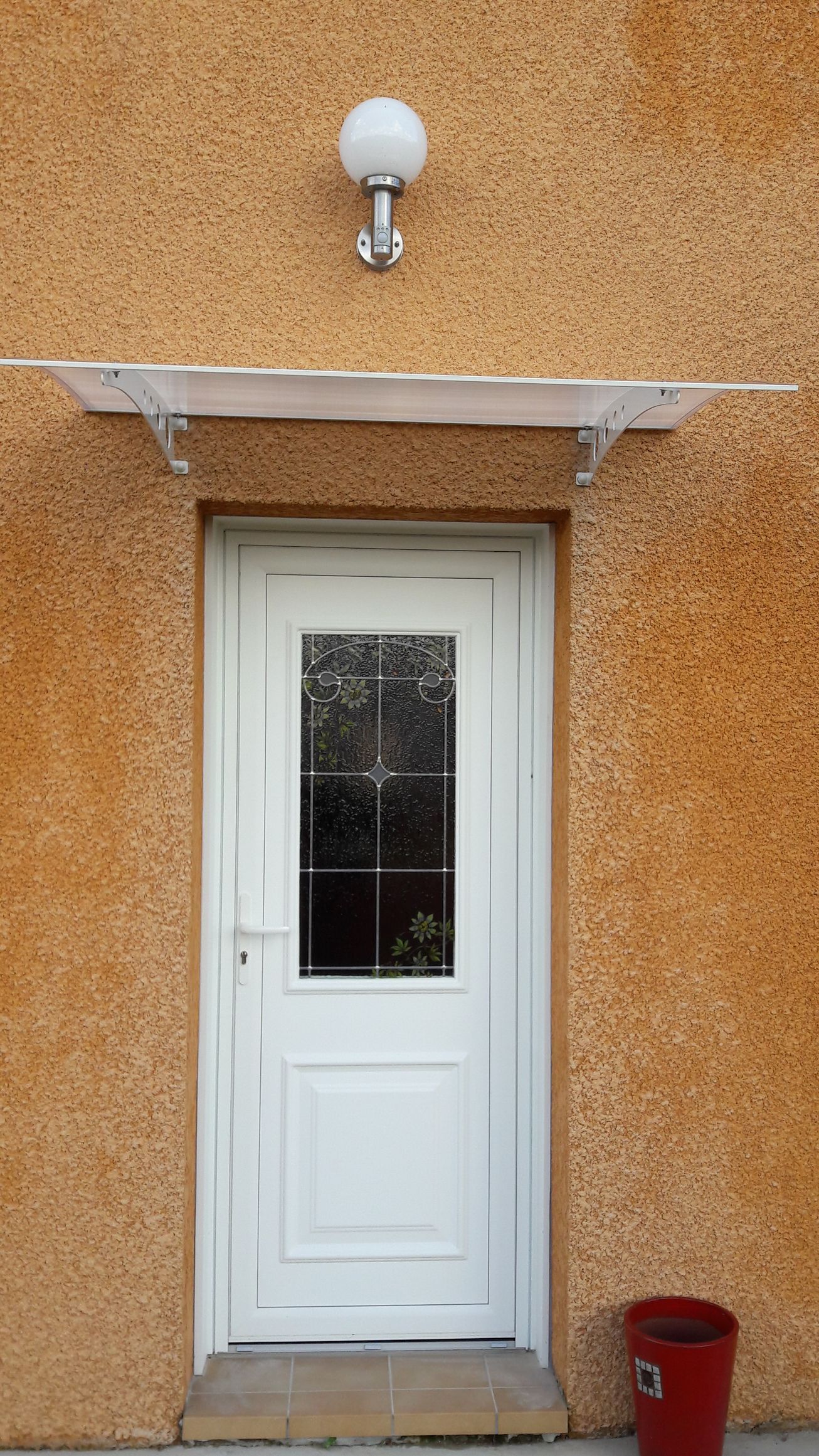 Porte d'entrée blanche avec vitrage et marquise