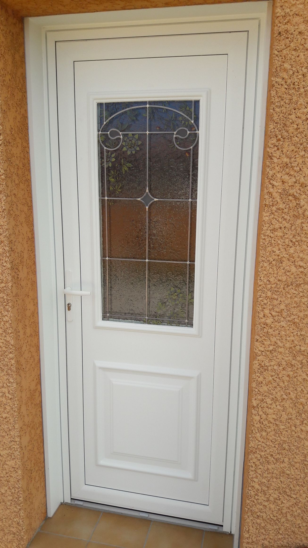 Porte d'entrée blanche avec vitrage