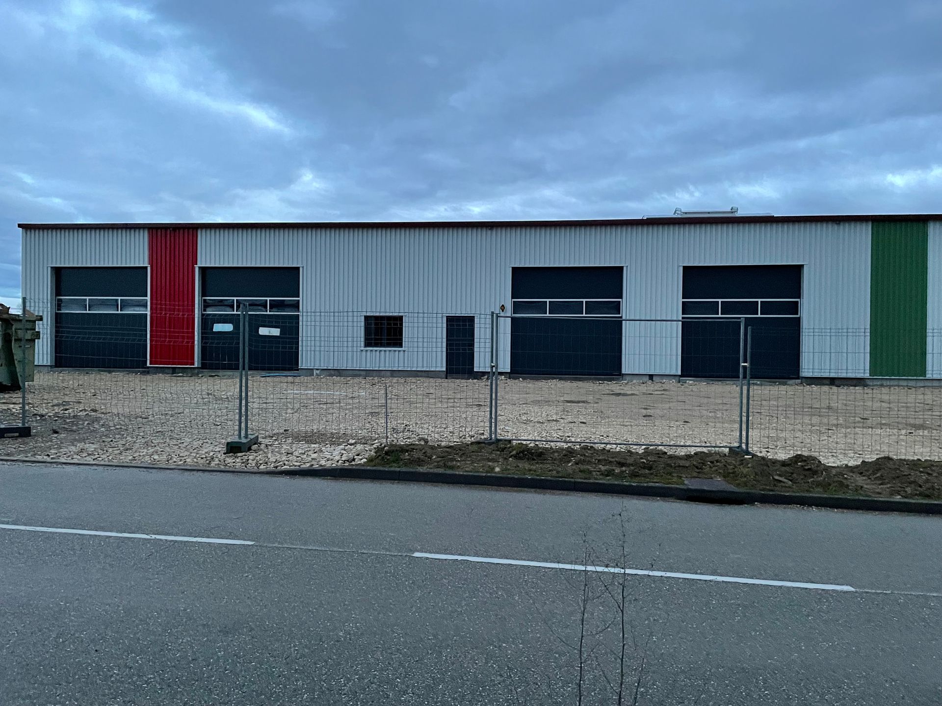 Mêmes portes que sur la photo précédente, vue d'ensemble du bâtiment