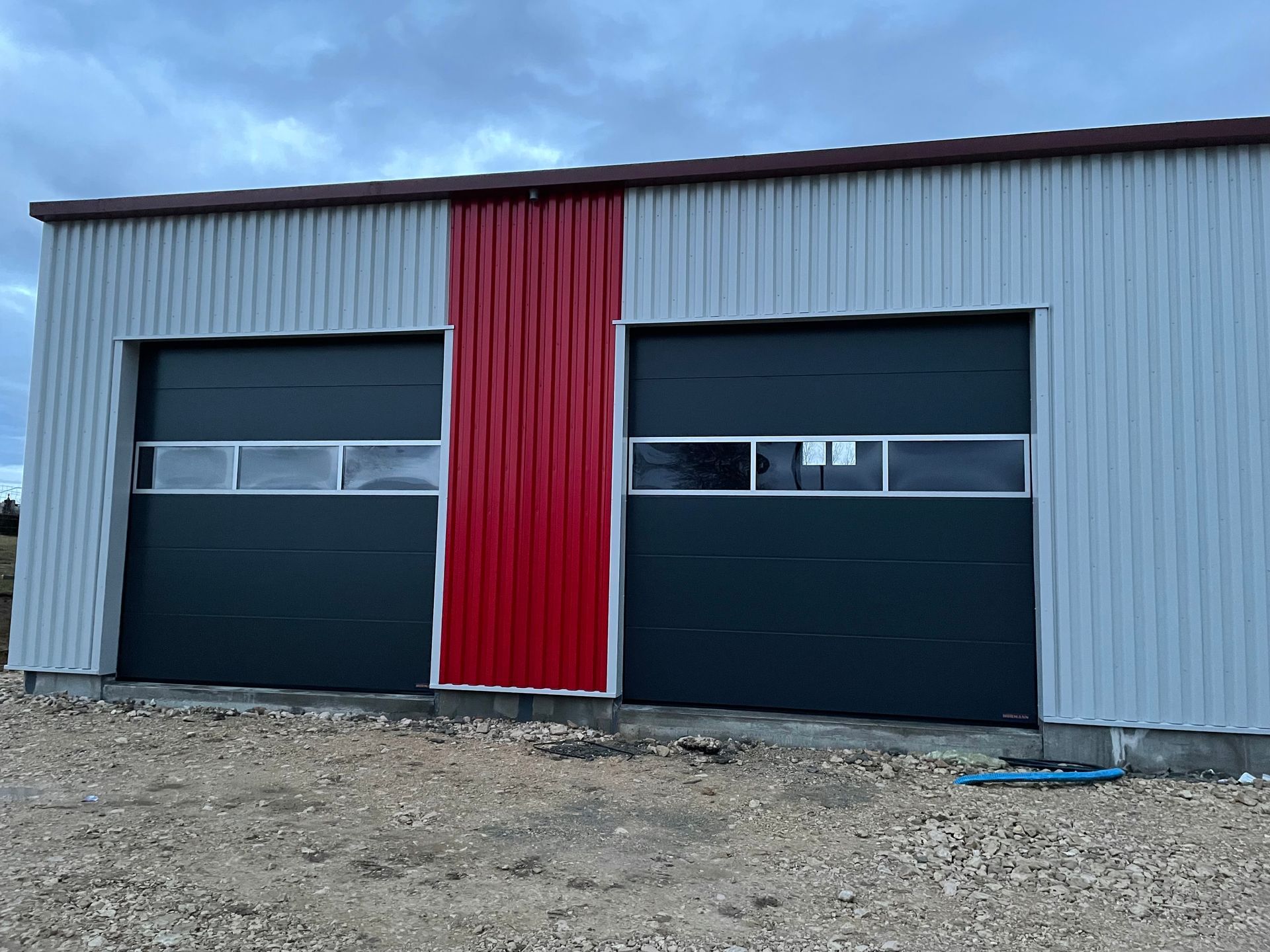 Portes sectionnelles basculantes avec vitrage sur un bâtiment métallique
