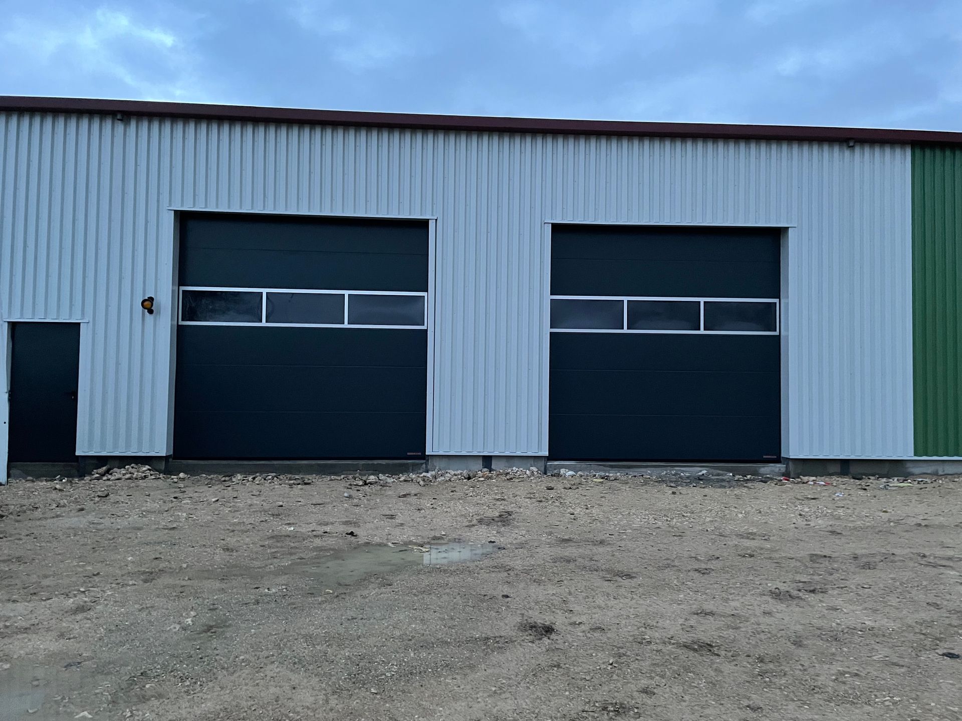 Porte en métal sur un bâtiment métallique