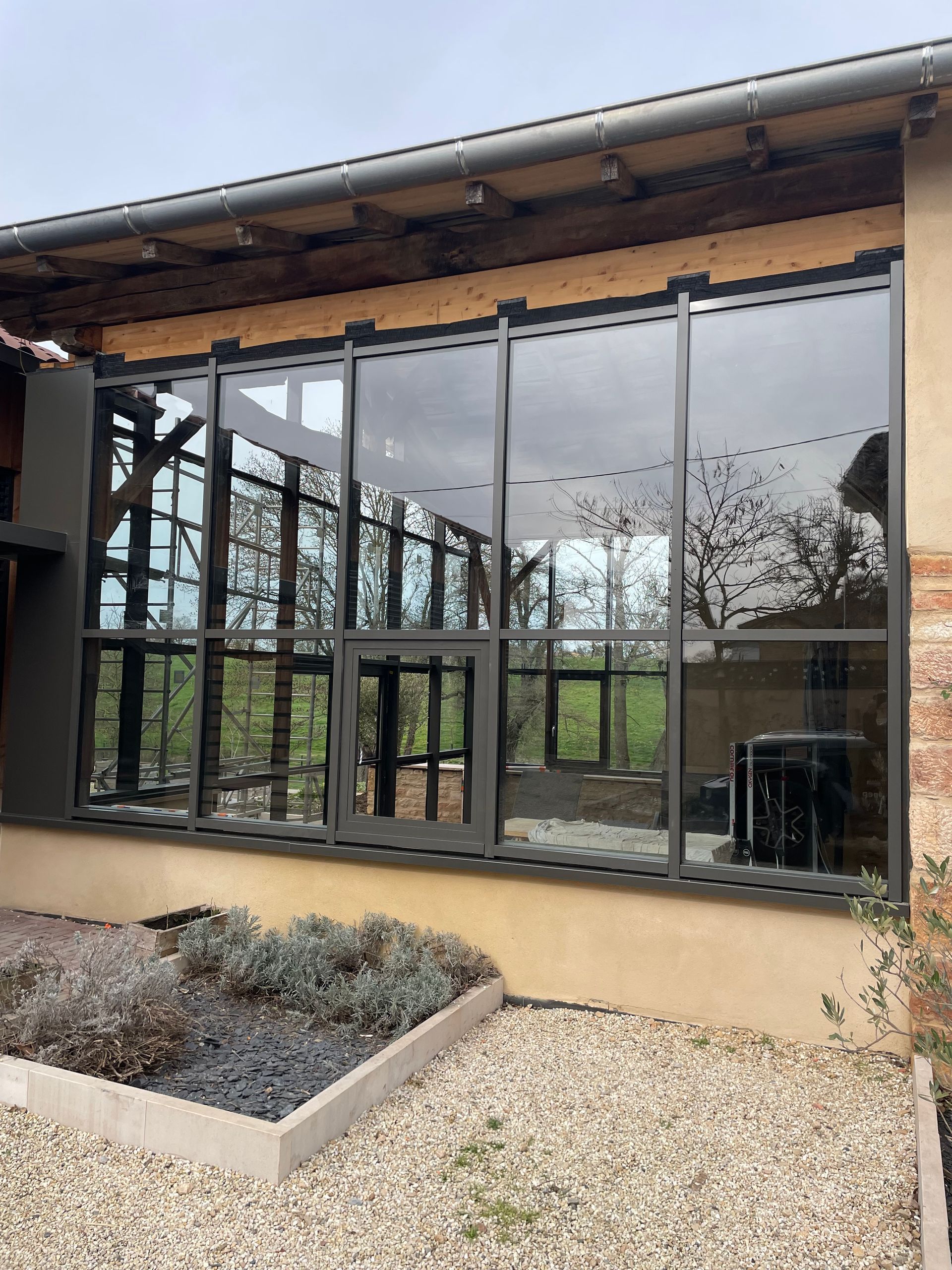 Vitrage sur la façade d'un bâtiment de plain-pied