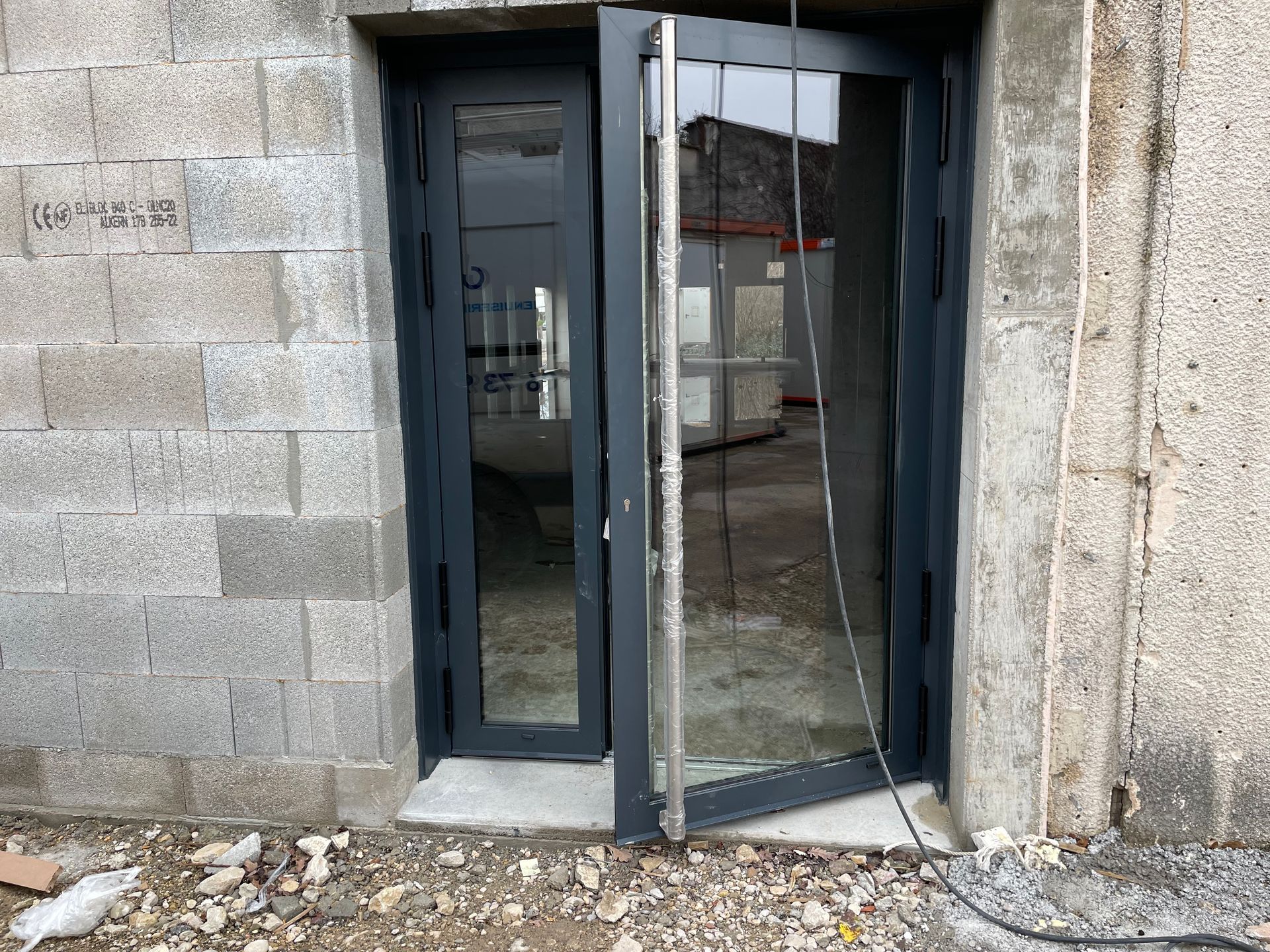 Porte d'entrée intégrée dans un bâtiment neuf