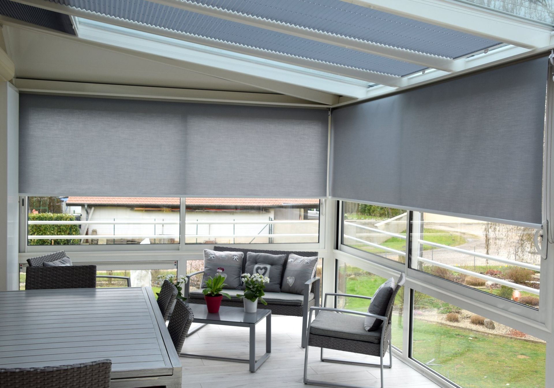 Store en toile dans une véranda