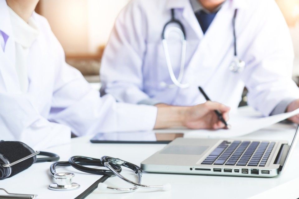 Arzt und Ärztin bei einer Besprechung