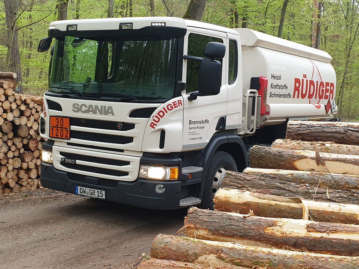 Kunden kaufen hochwertiges Heizöl nahe Glashütte