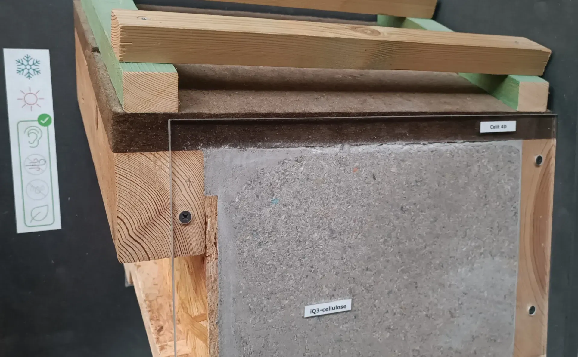 Nahaufnahme eines Dachmodells aus Holz und Beton mit mehrschichtiger Isolierung und Etiketten