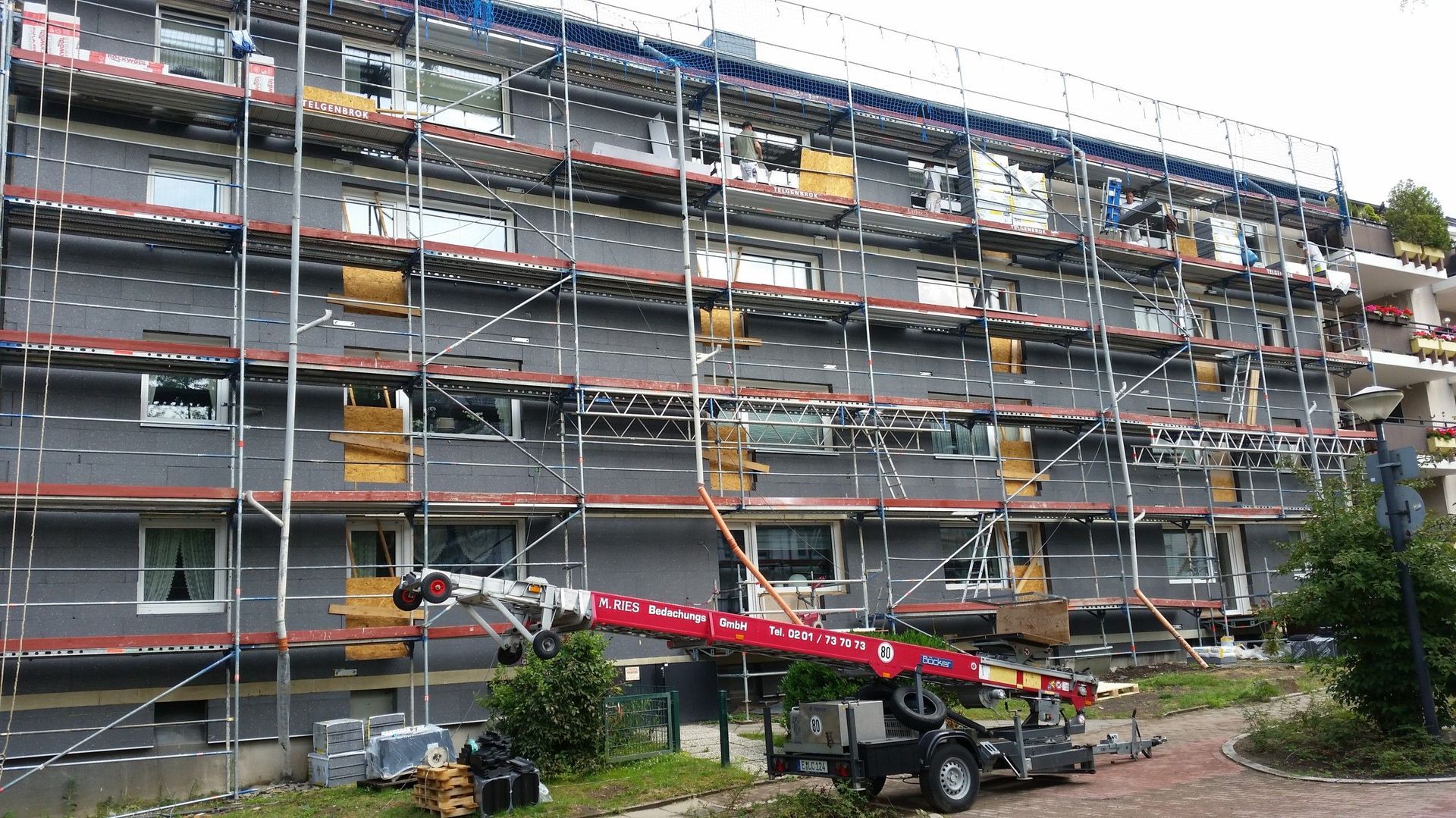 Fassadengestaltung Haus eingerüstet