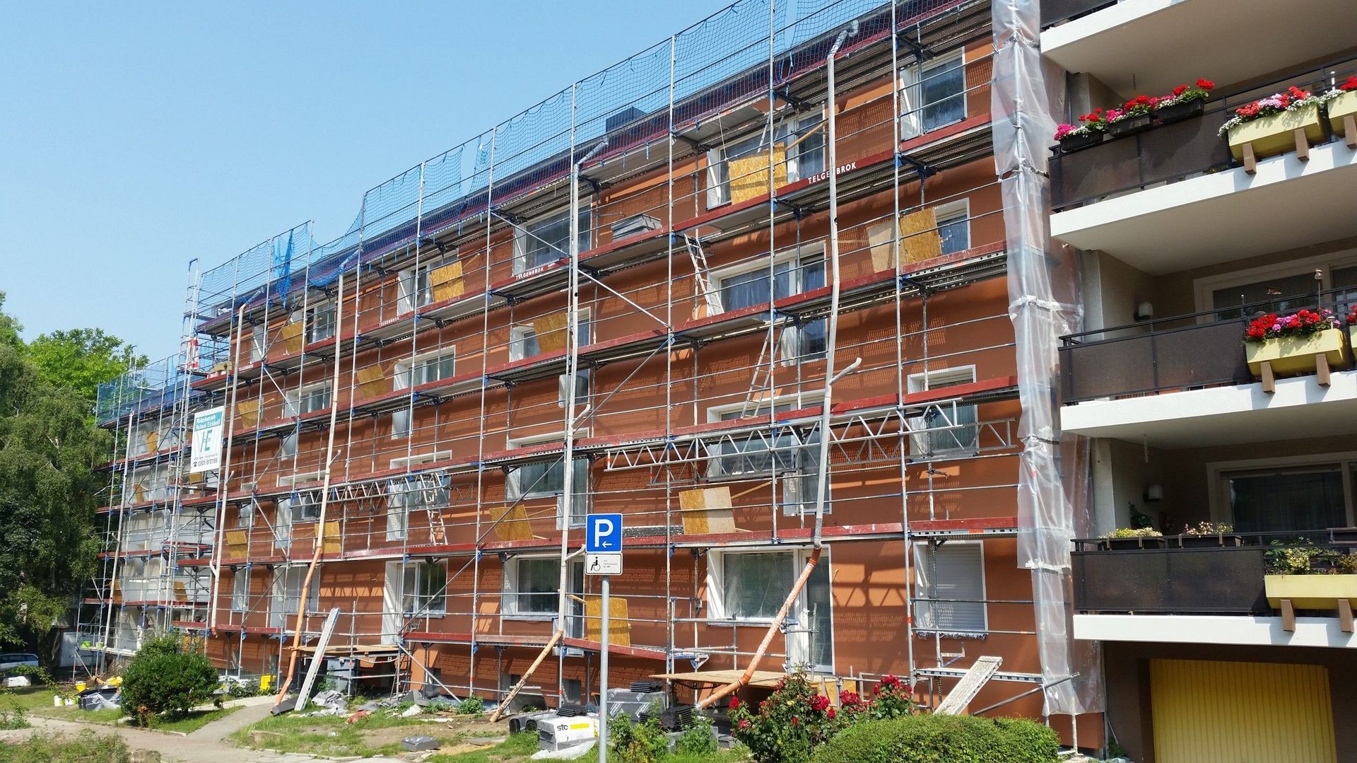 Fassadengestaltung Haus eingerüstet