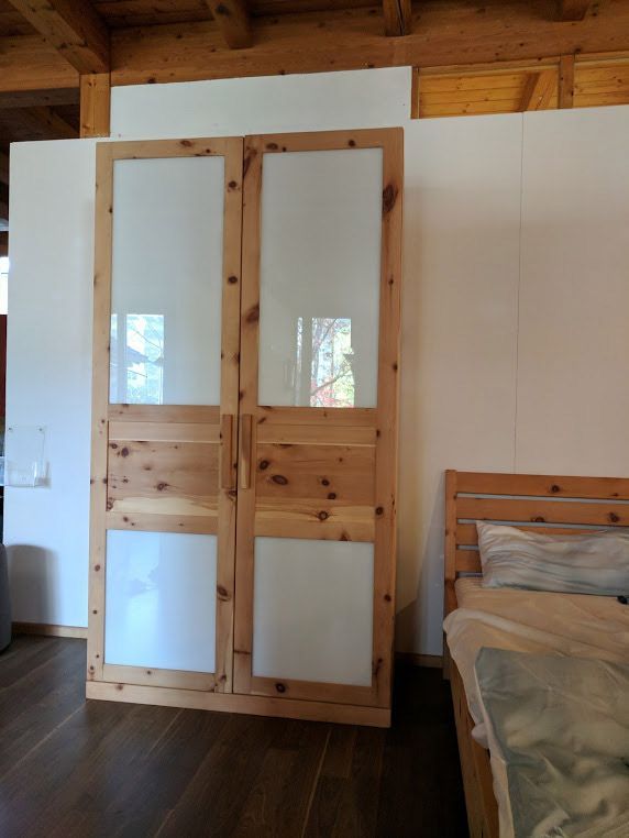 Ein hölzerner Kleiderschrank mit Milchglasscheiben