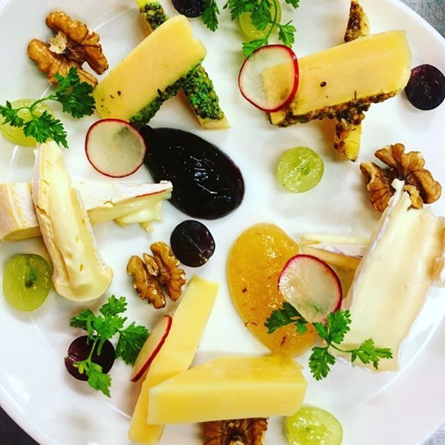 Käseplatte mit verschiedenen Käsesorten, Früchten, Nüssen