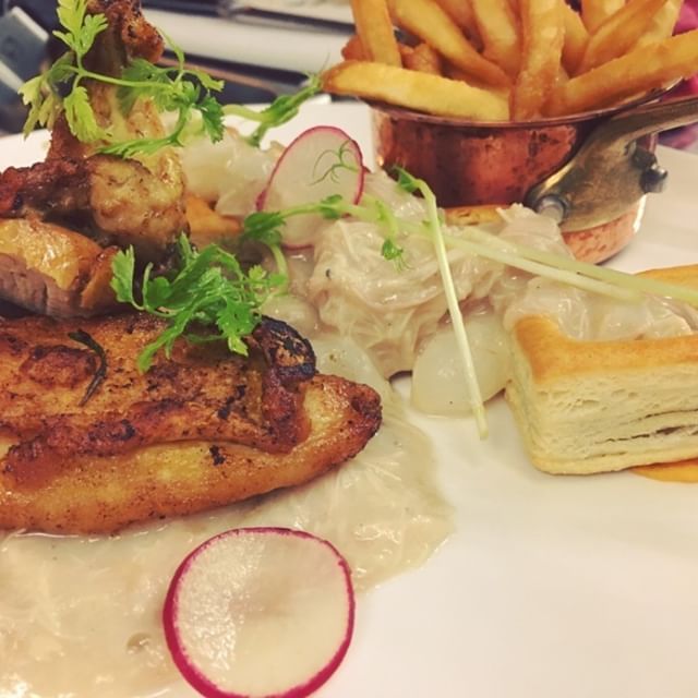 Teller mit Hähnchen, Pommes frites, Radieschen und Soße