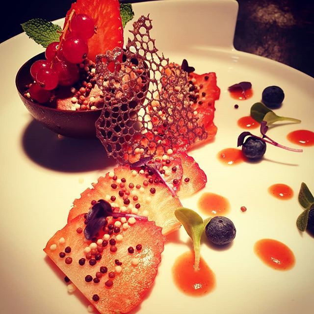 Dessertteller: Schokoladenbecher gefüllt mit Beeren