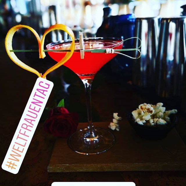 Cocktail im Martiniglas mit Orangenschalenherz