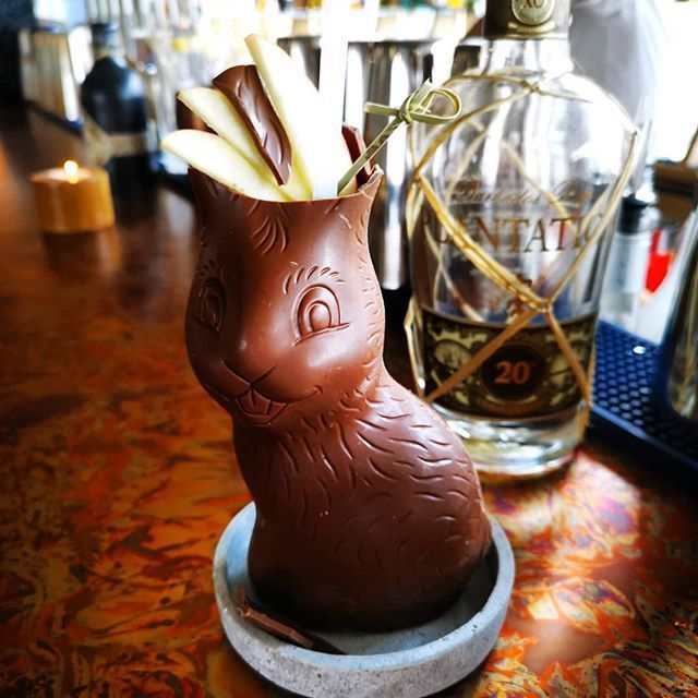 Cocktailglas in Form eines Schokoladenhasen