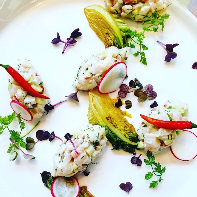 Weißer Teller mit Garnelen-Ceviche, Gemüse