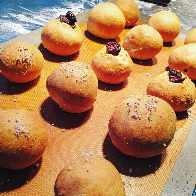 Goldbraune Brötchen, einige mit Gewürzen oder Trockenfrüchten