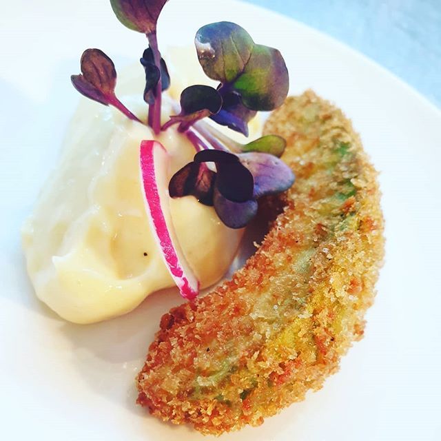 Frittierte Avocadoscheibe mit cremiger Sauce und Microgreens