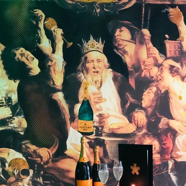 Eine Gruppe von Menschen feiert, einige trinken aus Gläsern