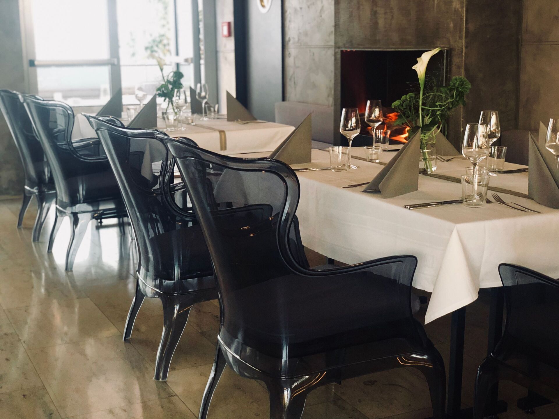 Esszimmer mit gedeckten Tischen