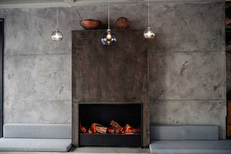 Moderner Kamin mit künstlichen Holzscheiten