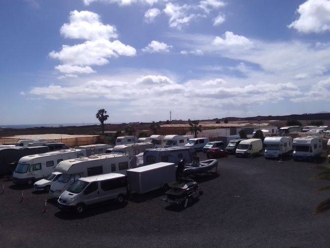 Hay muchas autocaravanas aparcadas en un aparcamiento.