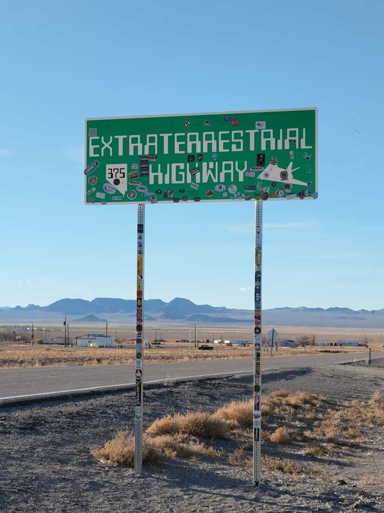 Un cartel verde que dice "carretera extraterrestre".