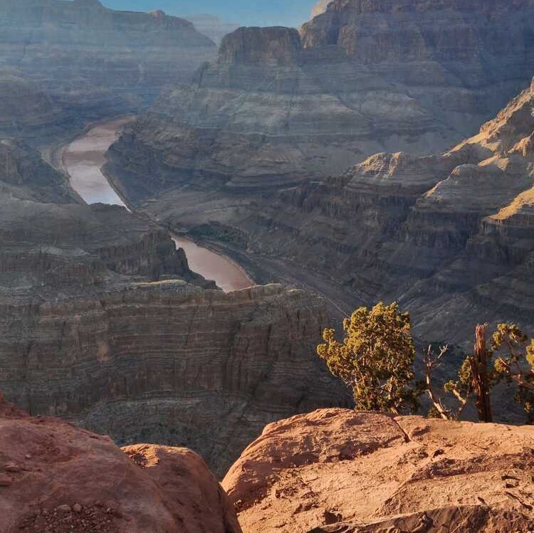Una vista de un cañón con un río que lo atraviesa.