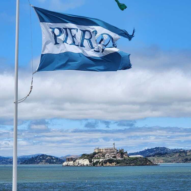 Una bandera azul y blanca con el muelle 2 escrito en ella