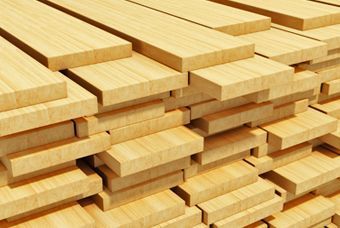 Una pila de tablas de madera apiladas una encima de otra