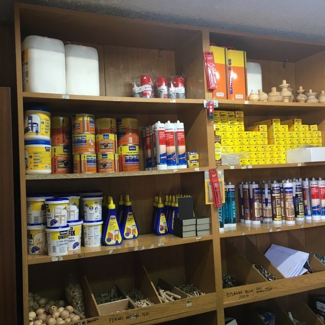 Un estante lleno de muchos tipos diferentes de pegamento.