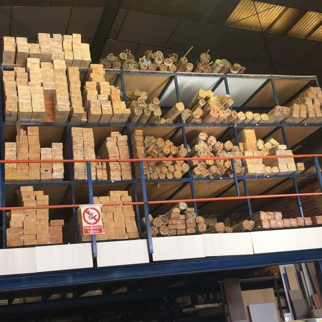 Un almacén lleno de muchas cajas y una señal de prohibido el paso.