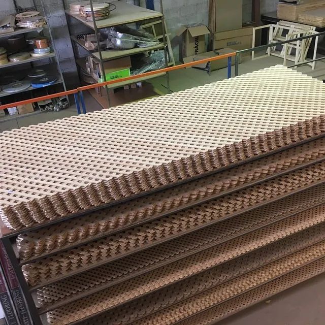 Una pila de tablas de madera con agujeros