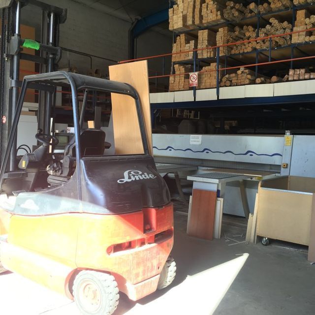 Una carretilla elevadora Linde está estacionada en un almacén