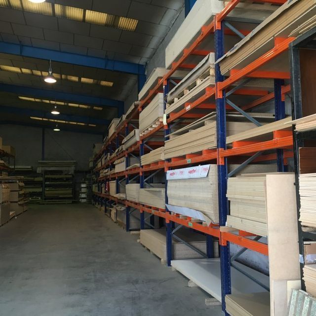 Un almacén lleno de muchos estantes y cajas.