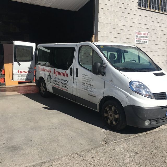 Una camioneta blanca con la palabra agudo en el costado