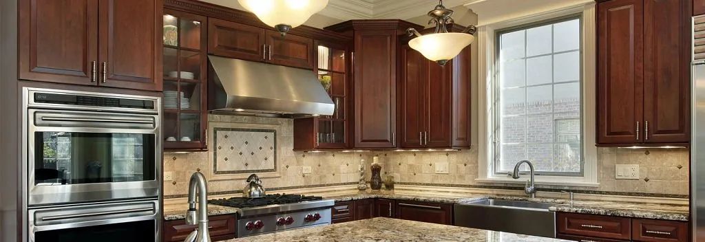 Una cocina con electrodomésticos de acero inoxidable y gabinetes de madera.
