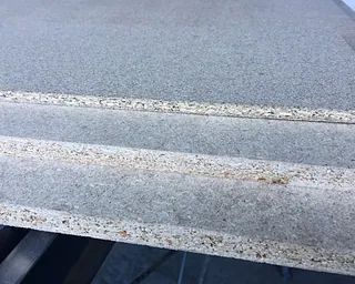 Un primer plano de una pieza de madera contrachapada apilada una encima de otra.