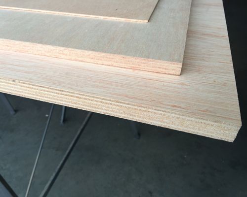 Un primer plano de un trozo de madera contrachapada sobre una mesa.