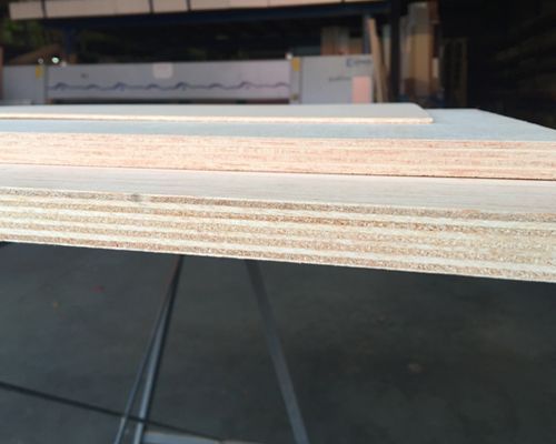 Un primer plano de un trozo de madera contrachapada sobre una mesa.