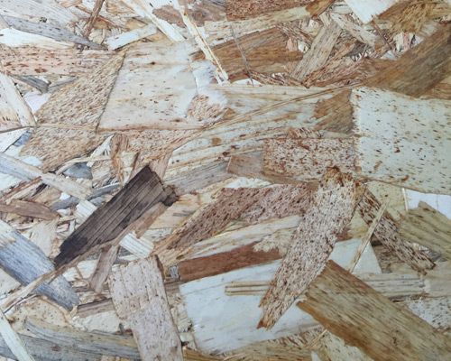 Un primer plano de un trozo de madera contrachapada que parece una canica.