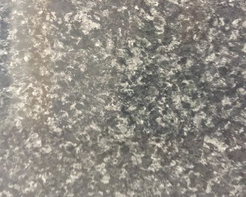 Un primer plano de una encimera de granito negro.